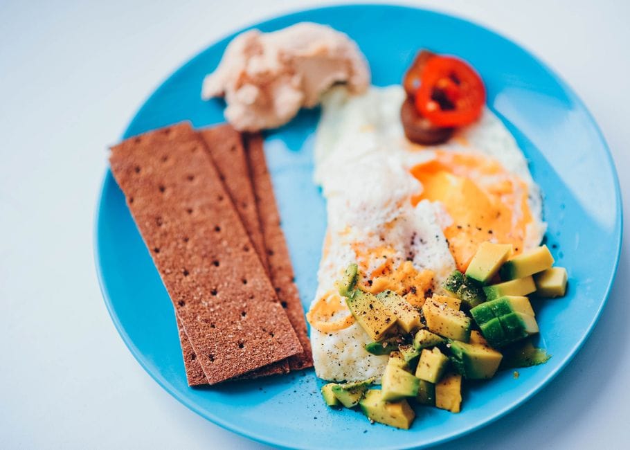 Een eiwitrijk ontbijt dat je echt tot de lunch op de been houdt