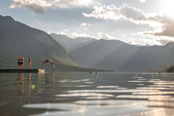 Zwemmen in natuurwater deze zomer: wat gezond is en welke risico's je onderschat