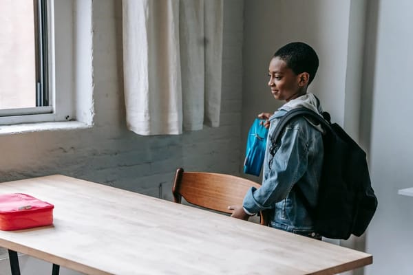 Zware schooltas, zeurende rug: zo voorkom je rugklachten bij je kind